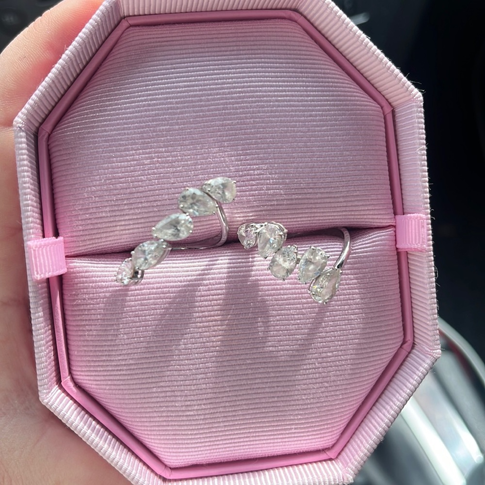 set of 2 Swarovski cocktail rings! 🍸 size 7 and size 8